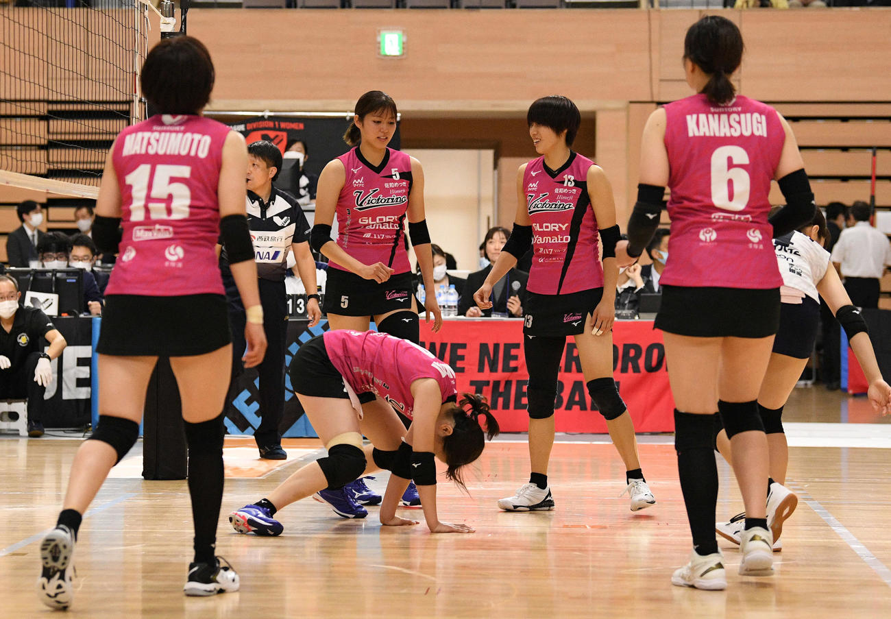 日立対姫路　第5セット、ポイントを奪われ悔しがる姫路の長野（奥左）ら（撮影・滝沢徹郎）
