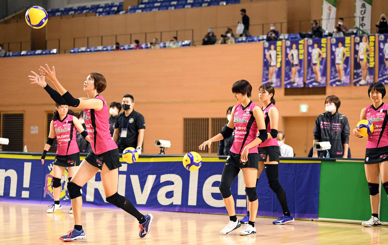 日立対姫路　試合前にサーブ練習する姫路吉岡（左手前）ら（撮影・滝沢徹郎）