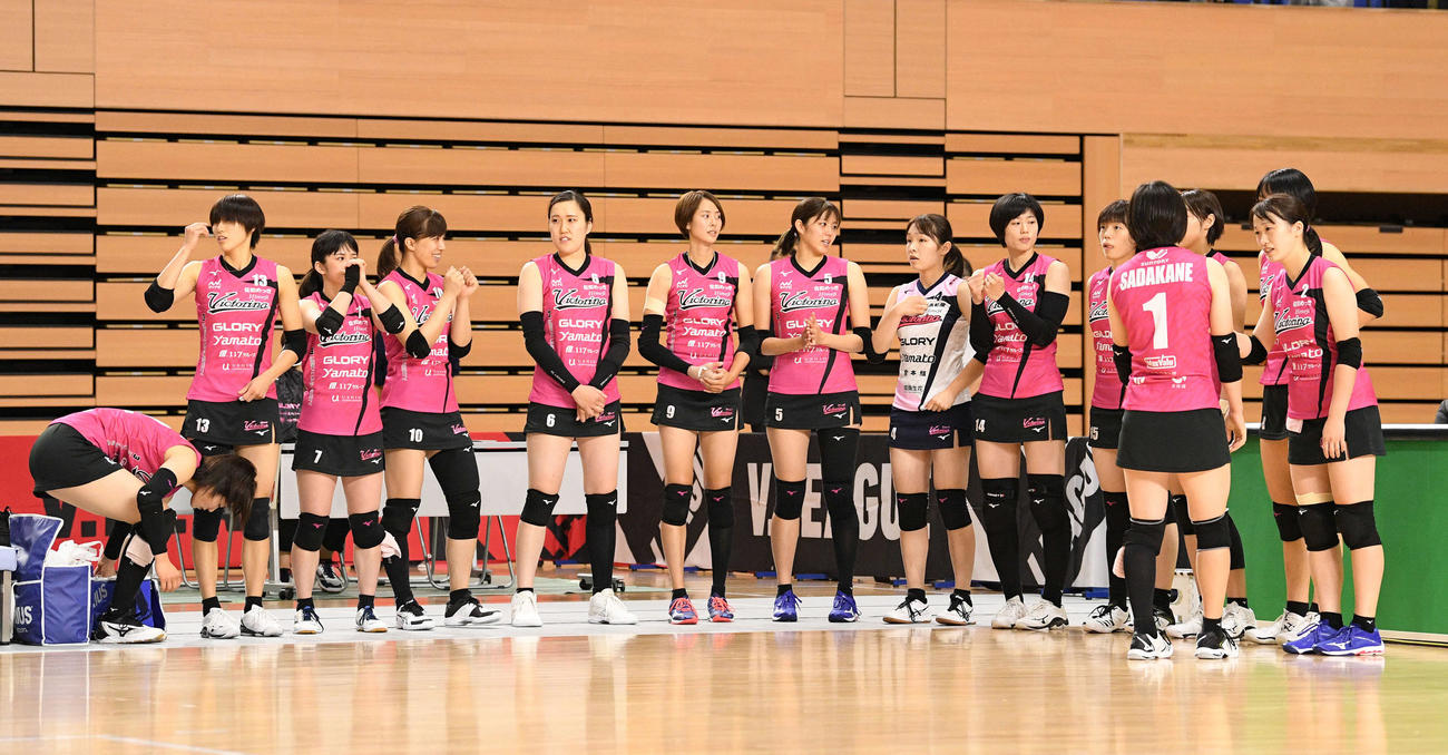 日立対姫路　Vリーグ初となるスコートユニホームを着用して試合開始を待つ姫路の選手たち（撮影・滝沢徹郎）