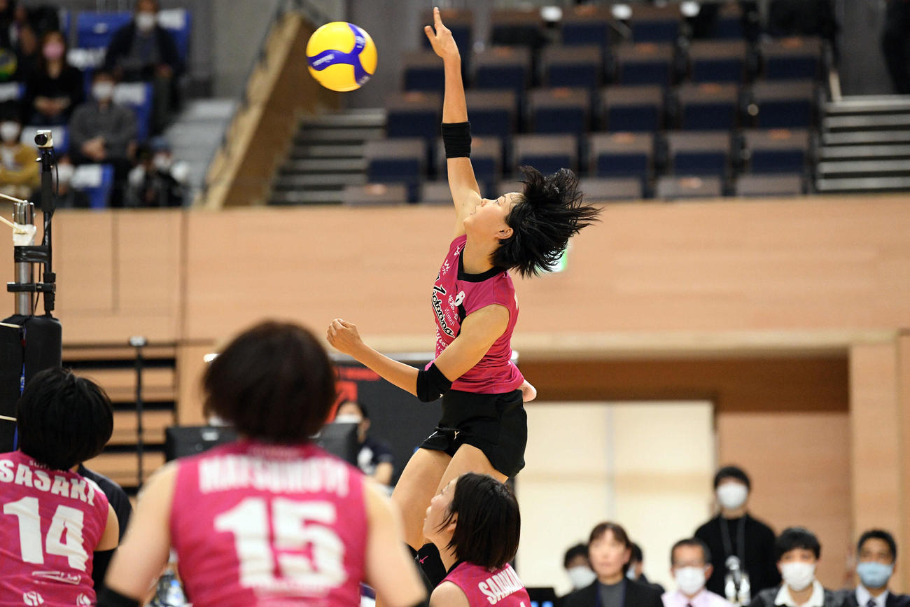 日立対姫路　第1セット、スパイクを放つ姫路宮地（撮影・滝沢徹郎）
