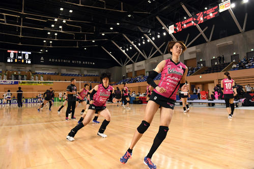 日立対姫路　Vリーグ初となるスコートユニホームを着用しウオーミングアップする吉岡（手前）ら姫路の選手たち（撮影・滝沢徹郎）