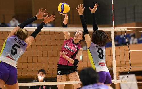日立対姫路　第2セット、スパイクを決める姫路松本（奥）（撮影・滝沢徹郎）