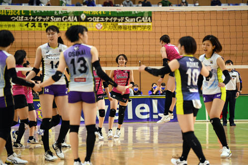 日立対姫路　　第2セットを奪い喜ぶ姫路の選手たち（撮影・滝沢徹郎）