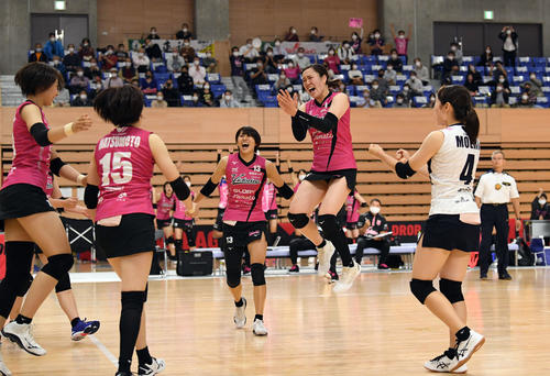 日立対姫路　第3セット、ポイントを奪い喜ぶ姫路の選手（撮影・滝沢徹郎）