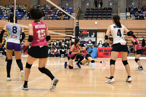 日立対姫路　第5セット、ブロックでポイントを奪われる姫路（撮影・滝沢徹郎）