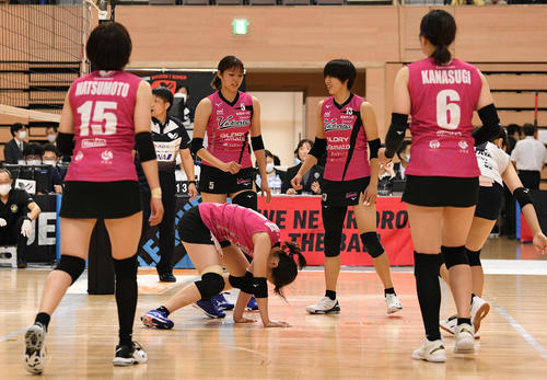 日立対姫路　第5セット、ポイントを奪われ悔しがる姫路の長野（奥左）ら（撮影・滝沢徹郎）