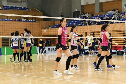 日立対姫路　フルセットで敗れ肩を落とす姫路の選手たち（撮影・滝沢徹郎）