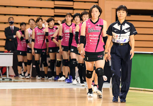 日立対姫路　入場する貞包（手前から2人目）ら姫路の選手たち（撮影・滝沢徹郎）