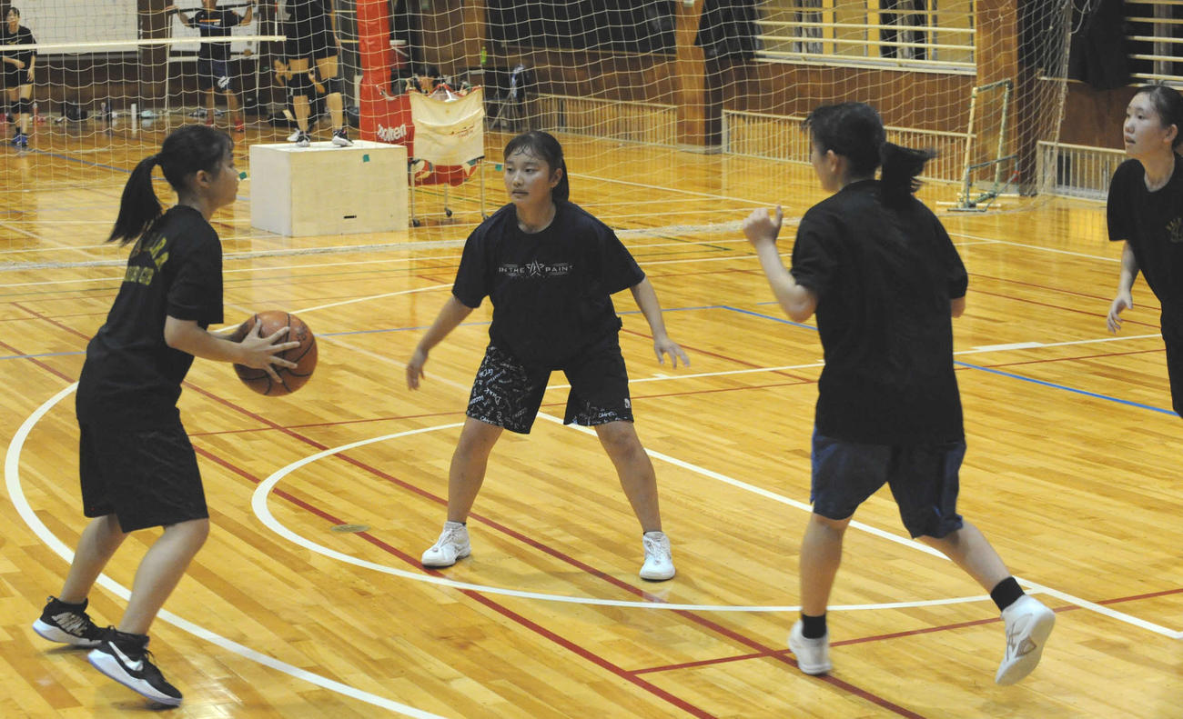 2対2の攻守練習をする榛原の選手たち