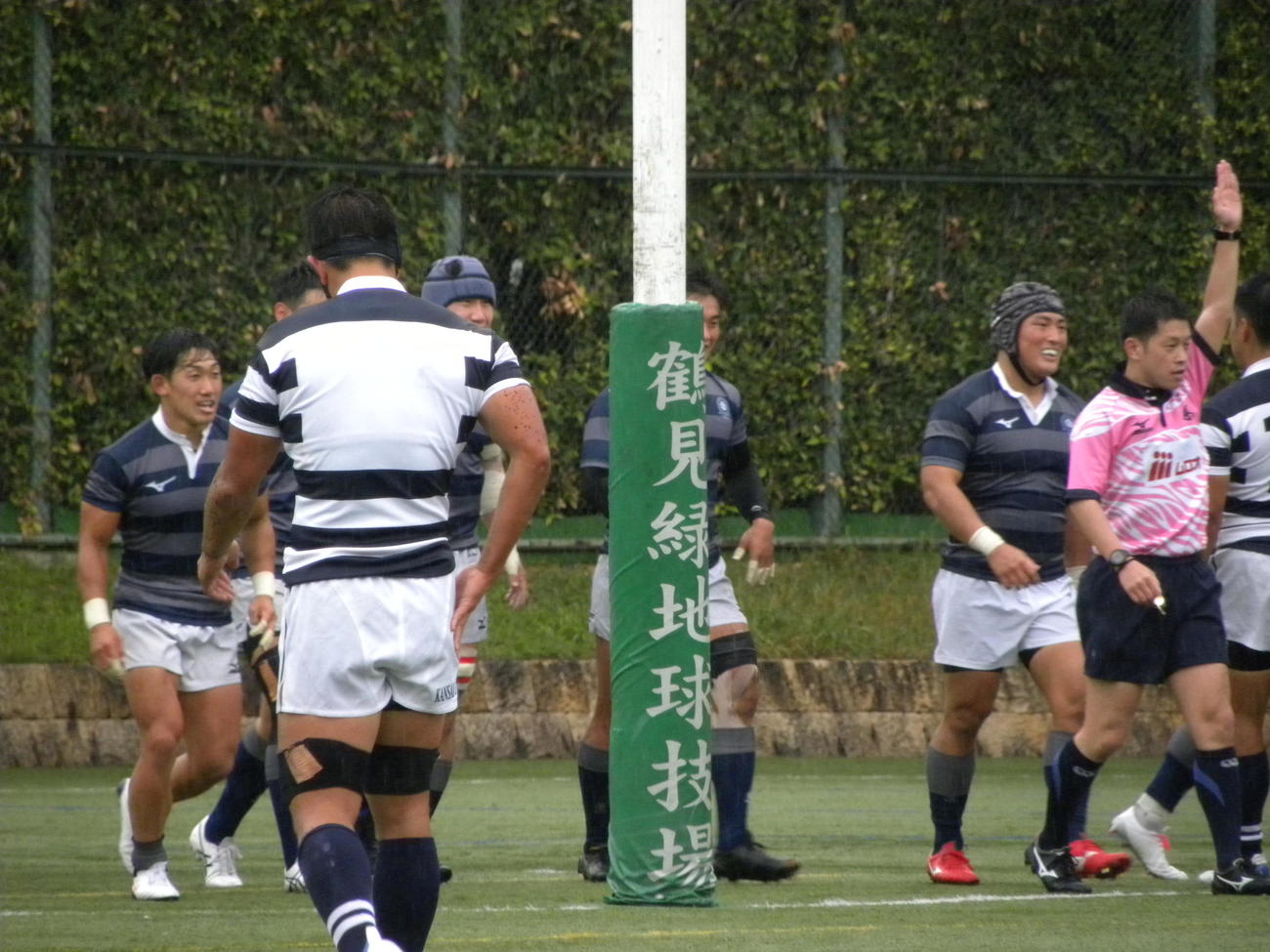 前半終了間際の追加点を喜ぶフランカー中尾泰星主将（右から2人目）ら同大の選手たち（撮影・松本航）