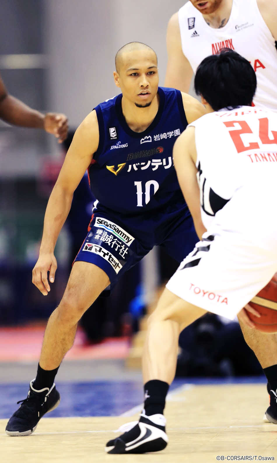 Bリーグ横浜対A東京　ディフェンスをする横浜のアキ・チェンバース（横浜ビー・コルセアーズ提供）