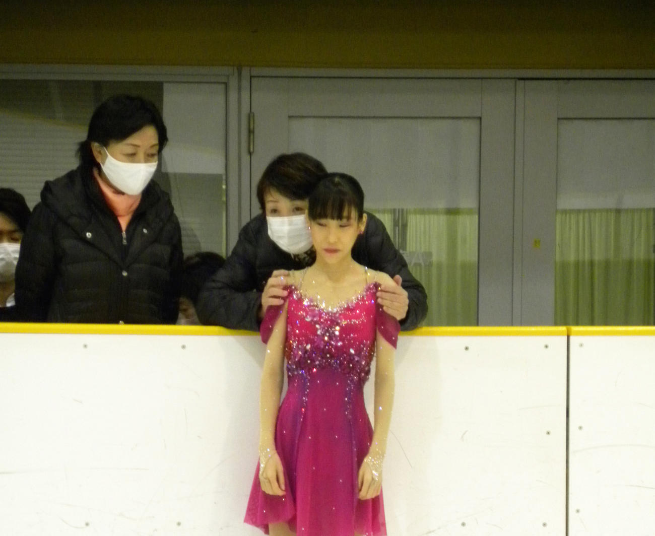 全兵庫選手権女子ショートプログラム前に中野園子コーチから言葉をかけられる三原舞依（撮影・松本航）