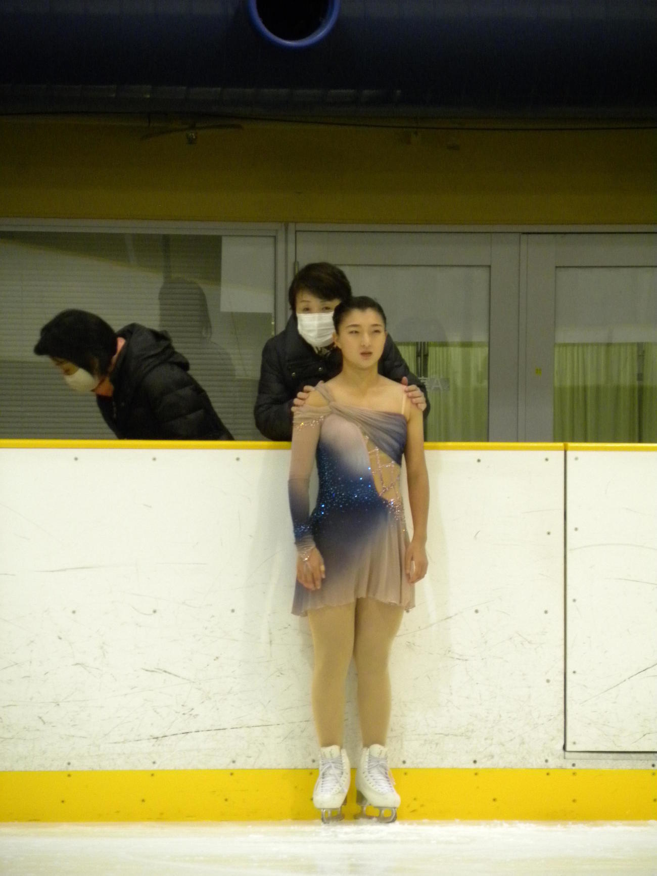 全兵庫選手権女子ショートプログラム前に中野園子コーチから言葉をかけられる坂本花織（撮影・松本航）