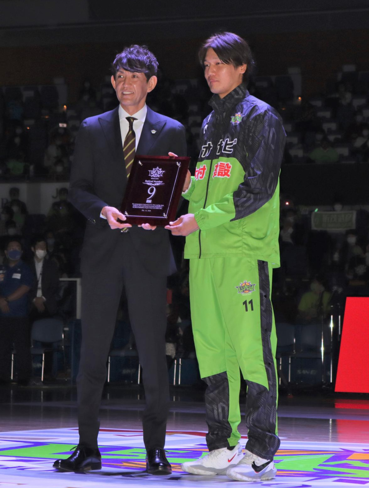 盾を受け取るレバンガ北海道折茂社長（左）と贈呈役を務めた桜井（撮影・保坂果那）