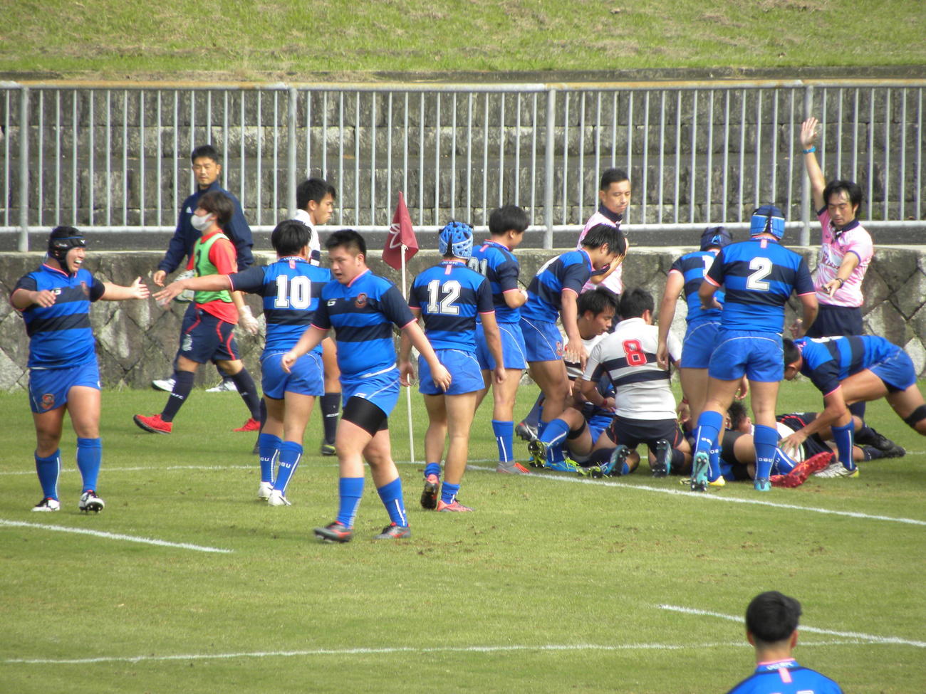 後半37分に決勝トライを奪い、喜ぶ追手門学院大の選手たち（撮影・松本航）