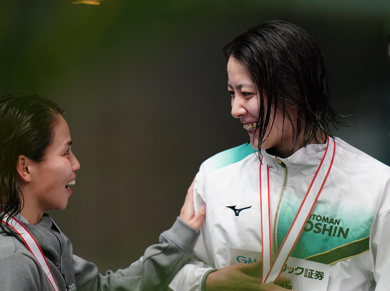 女子200m個人メドレーを日本新記録で優勝し清水咲子（左）の祝福を受ける大橋悠依（代表撮影）