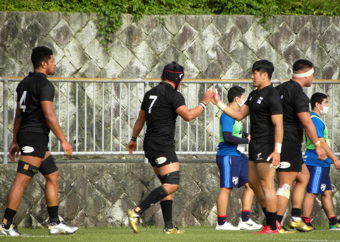 摂南大戦でトライを喜ぶ天理大の選手たち（撮影・松本航）