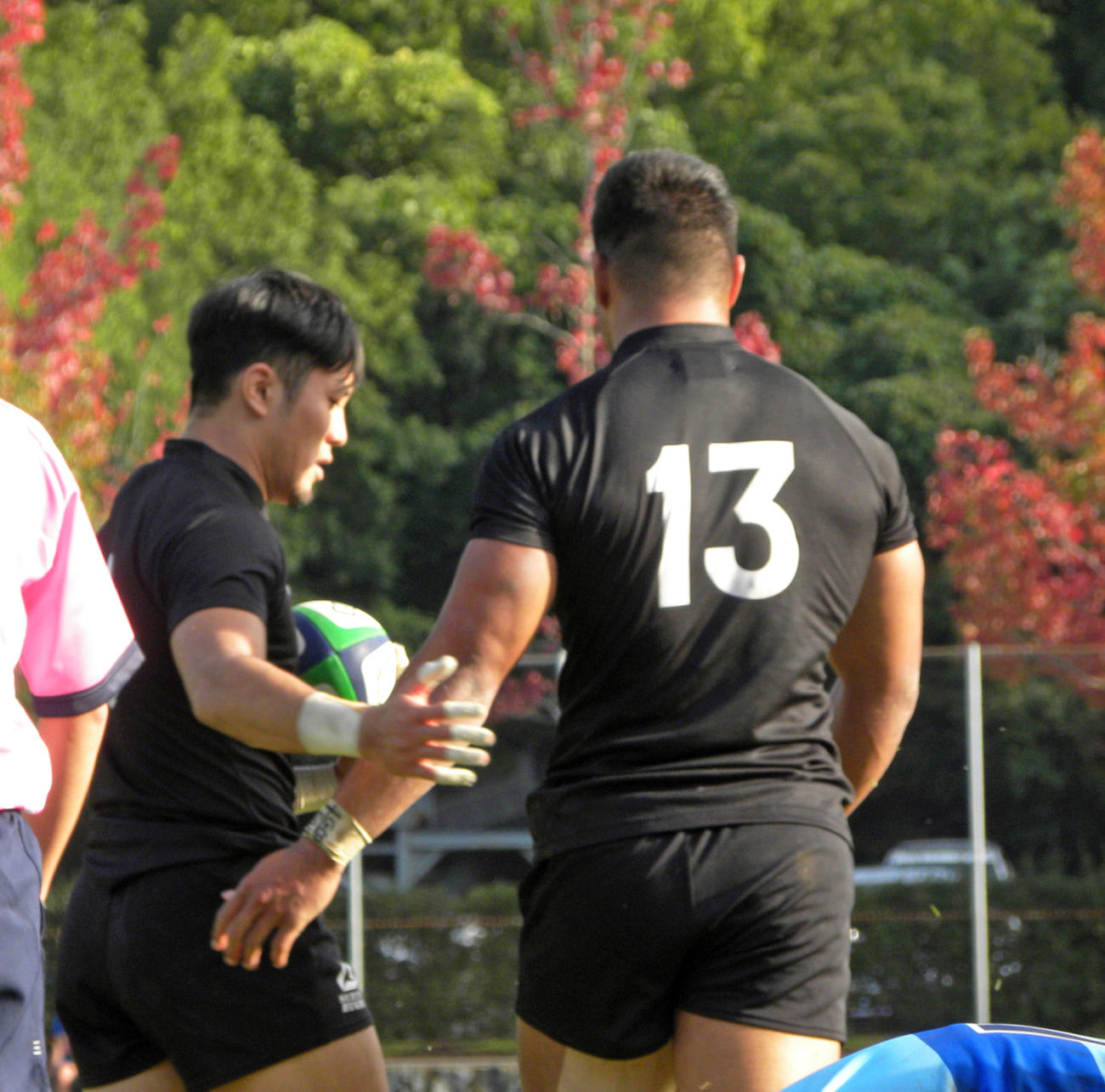 後半37分にトライした天理大CTBフィフィタ（右）をねぎらうSO松永拓朗（撮影・松本航）