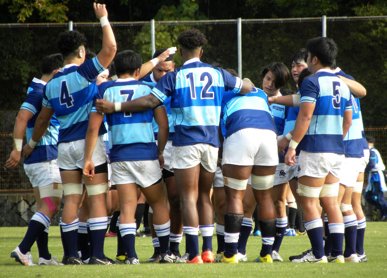 天理大戦で円陣を組む摂南大の選手たち（撮影・松本航）