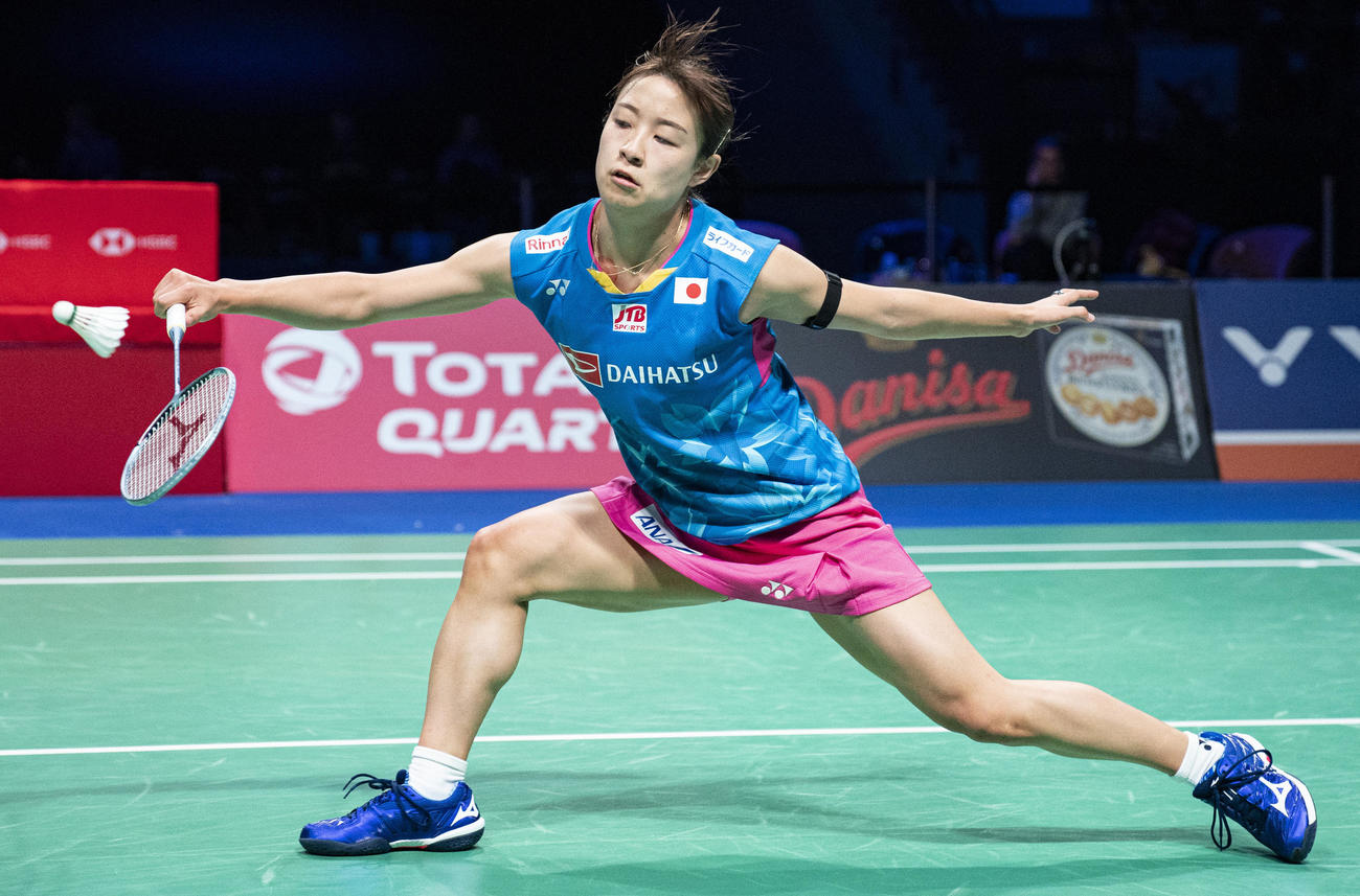 デンマークオープン女子シングルス決勝　シャトルを打ち返す奥原希望（AP）