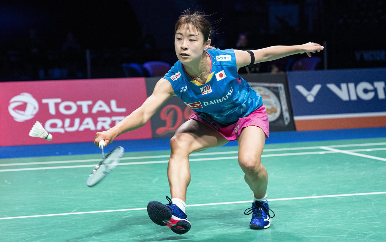 デンマークオープン女子シングルス決勝　シャトルを打ち返す奥原希望（AP）