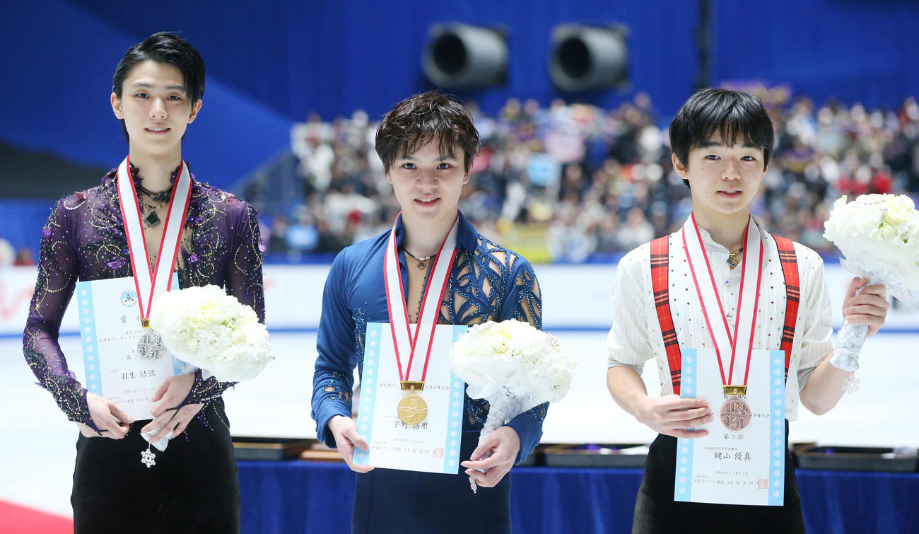 19年12月、全日本選手権男子フリーの演技後、記念写真に納まる、左から羽生結弦、宇野昌磨、鍵山優真