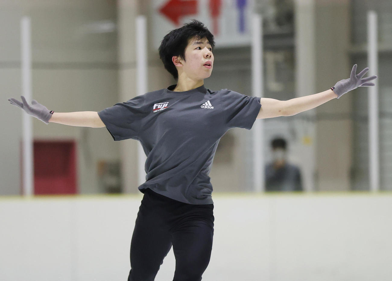 公開練習で演技を披露する佐藤（撮影・河野匠）