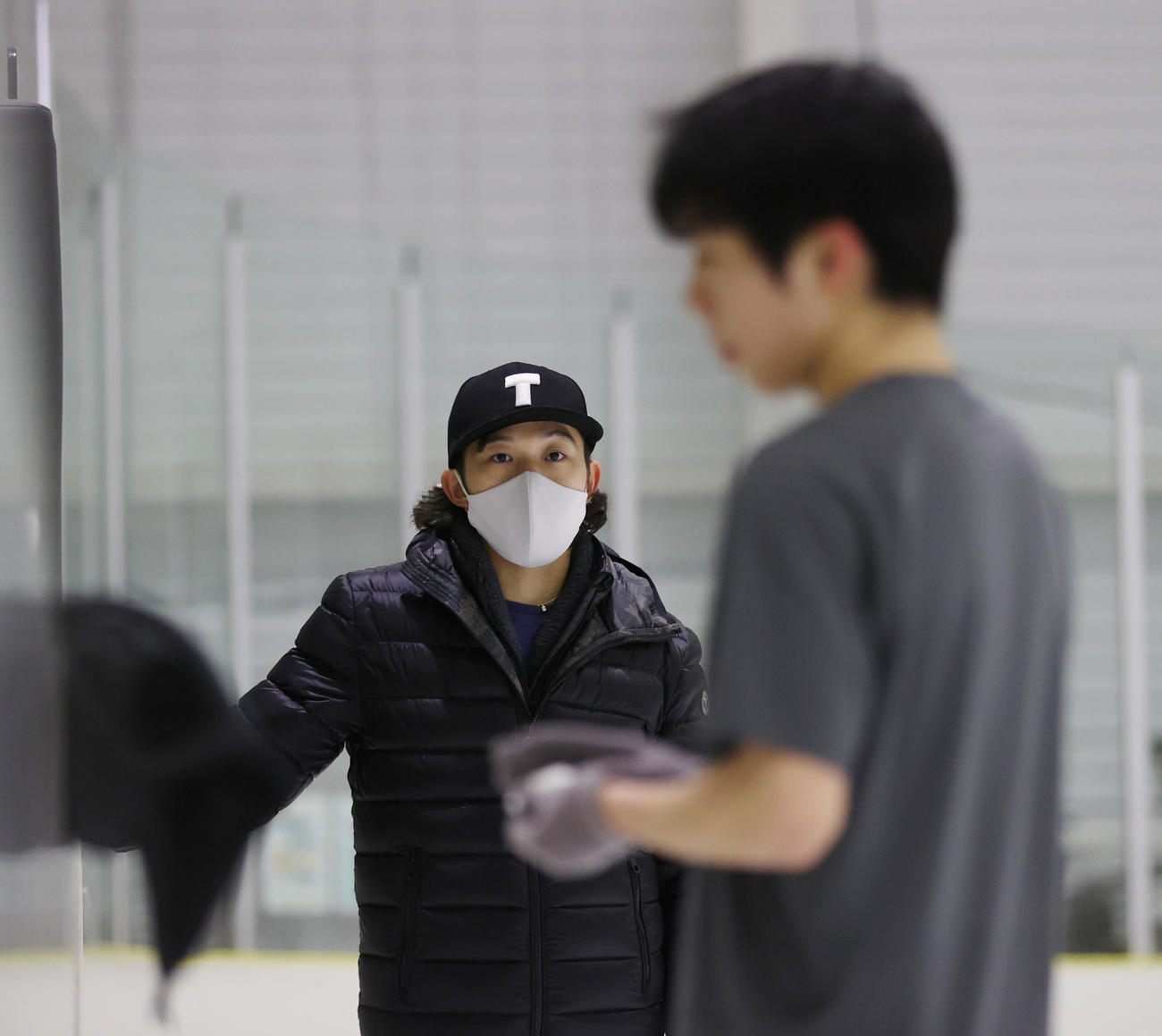 公開練習で佐藤（手前）を見つめるアドバイザーの無良氏（撮影・河野匠）