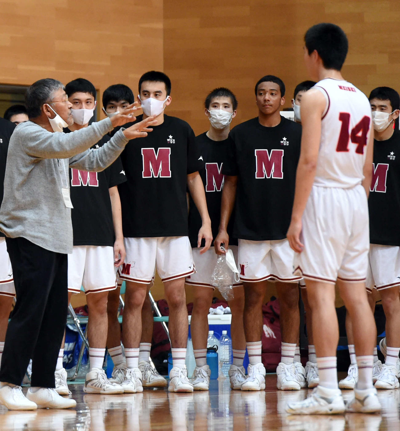 仙台大明成対東北学院　選手に指示を与える仙台大明成・佐藤監督（左）（撮影・相沢孔志）