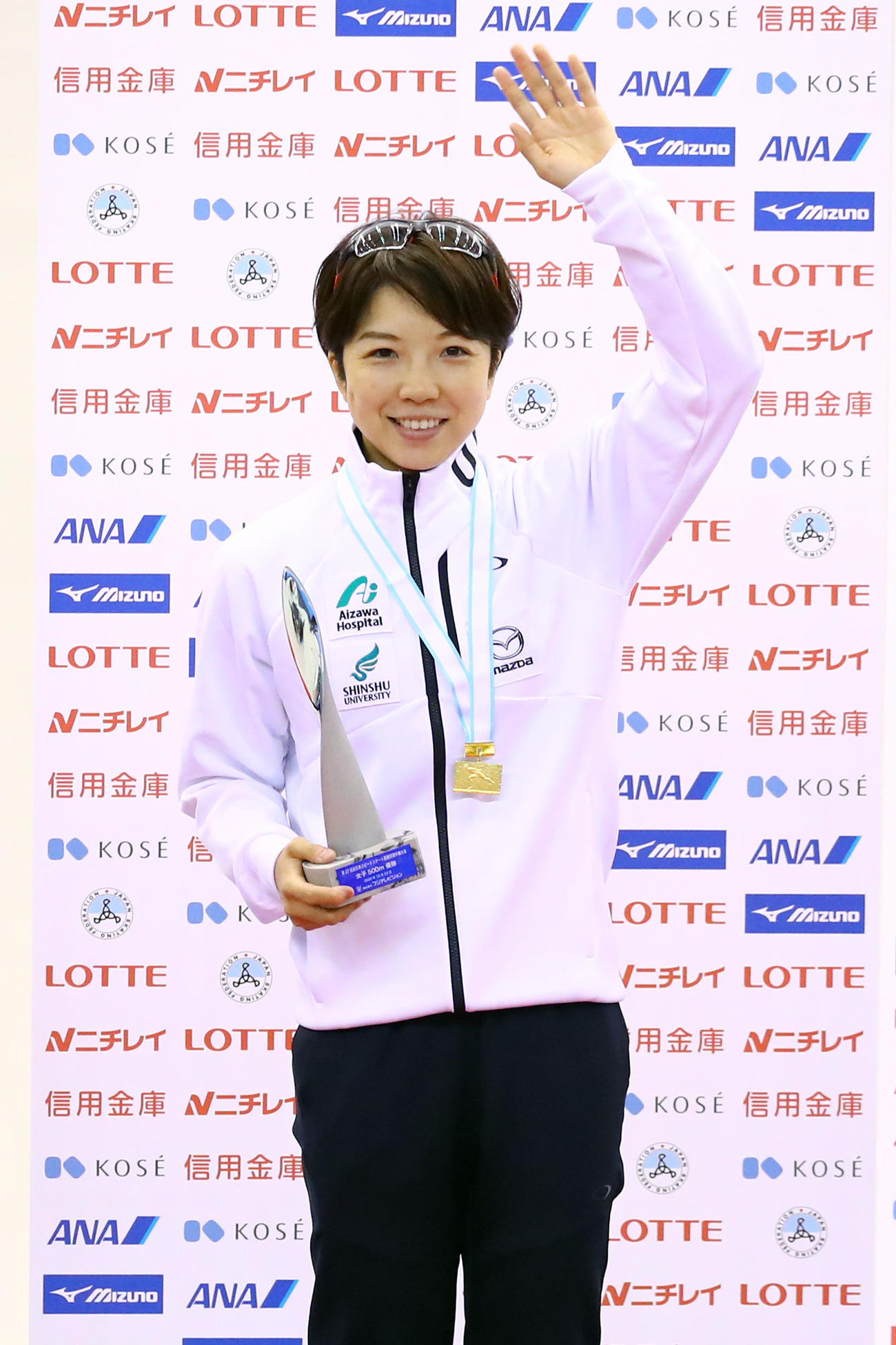 表彰台で声援に応える小平奈緒（代表撮影）