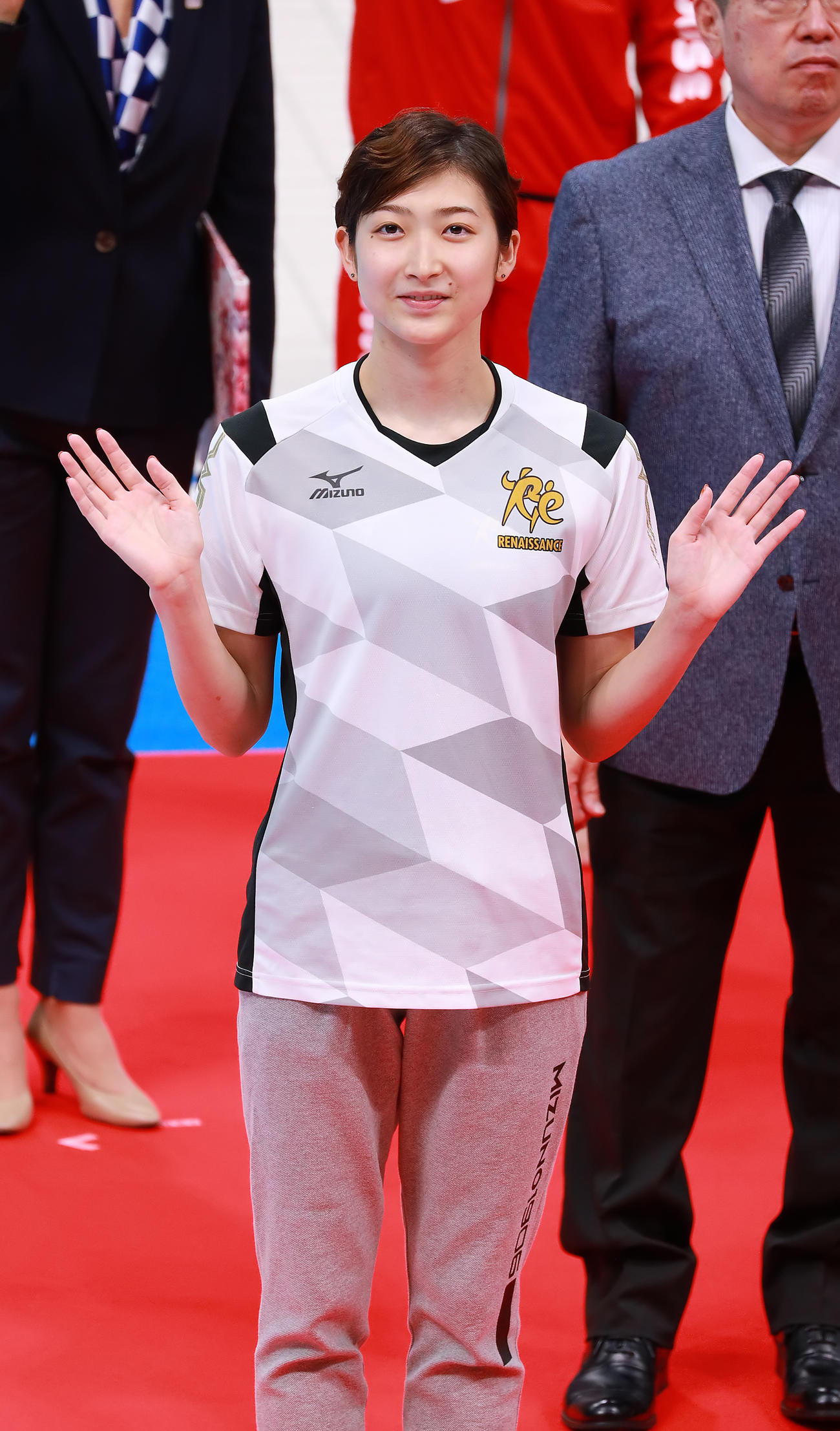 東京アクアティクスセンター完成披露式典で記念撮影を行った池江璃花子（撮影・中島郁夫）