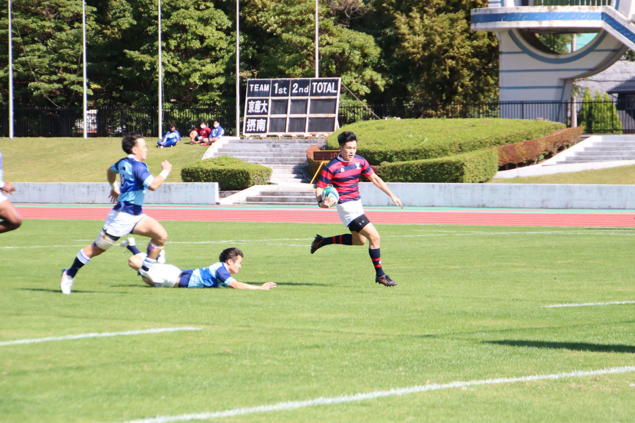 試合序盤でトライを決める京産大SO西仲（撮影・南谷竜則）