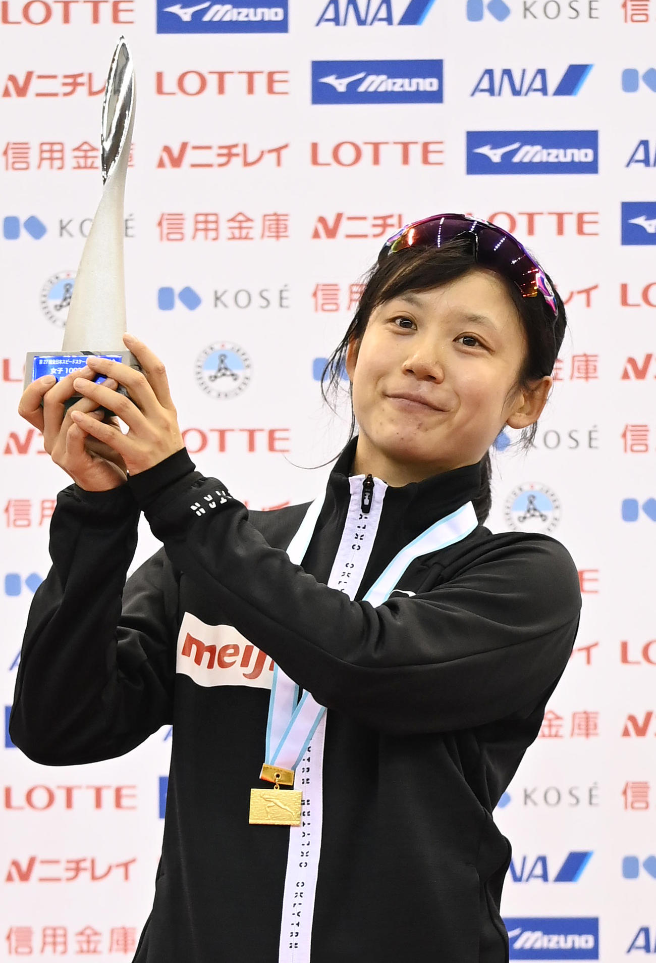 女子1000メートルで優勝し、トロフィーを掲げる高木美帆（代表撮影）
