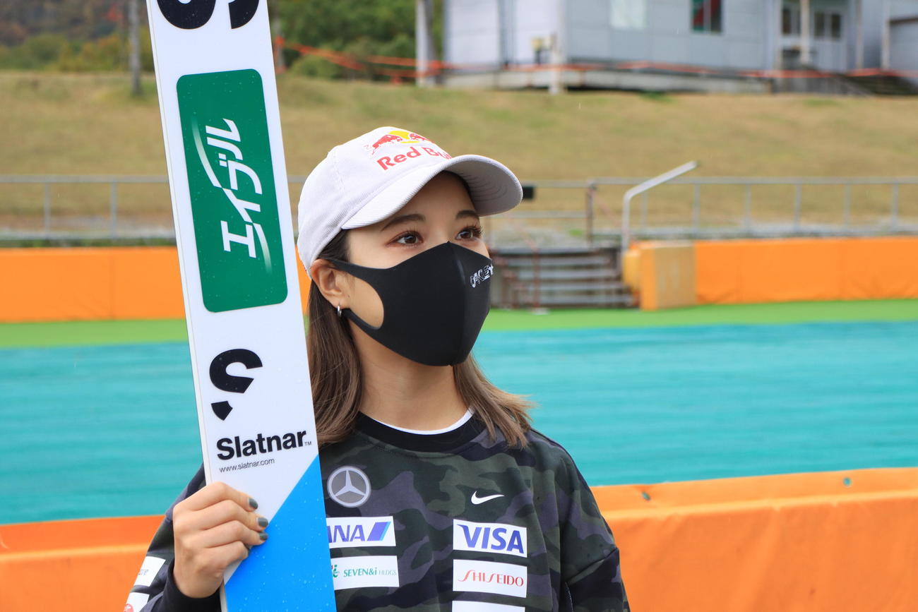 全日本選手権女子で4連覇した高梨は取材に対応する（撮影・保坂果那）