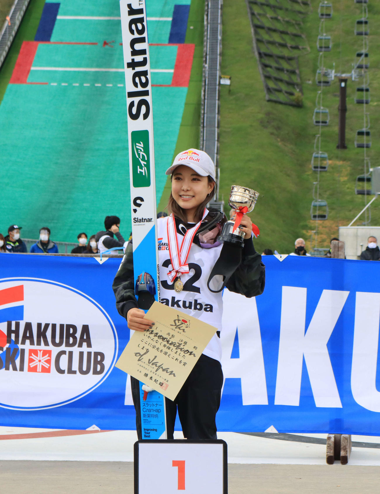 全日本選手権女子で4連覇した高梨は表彰式で笑顔を見せる（撮影・保坂果那）
