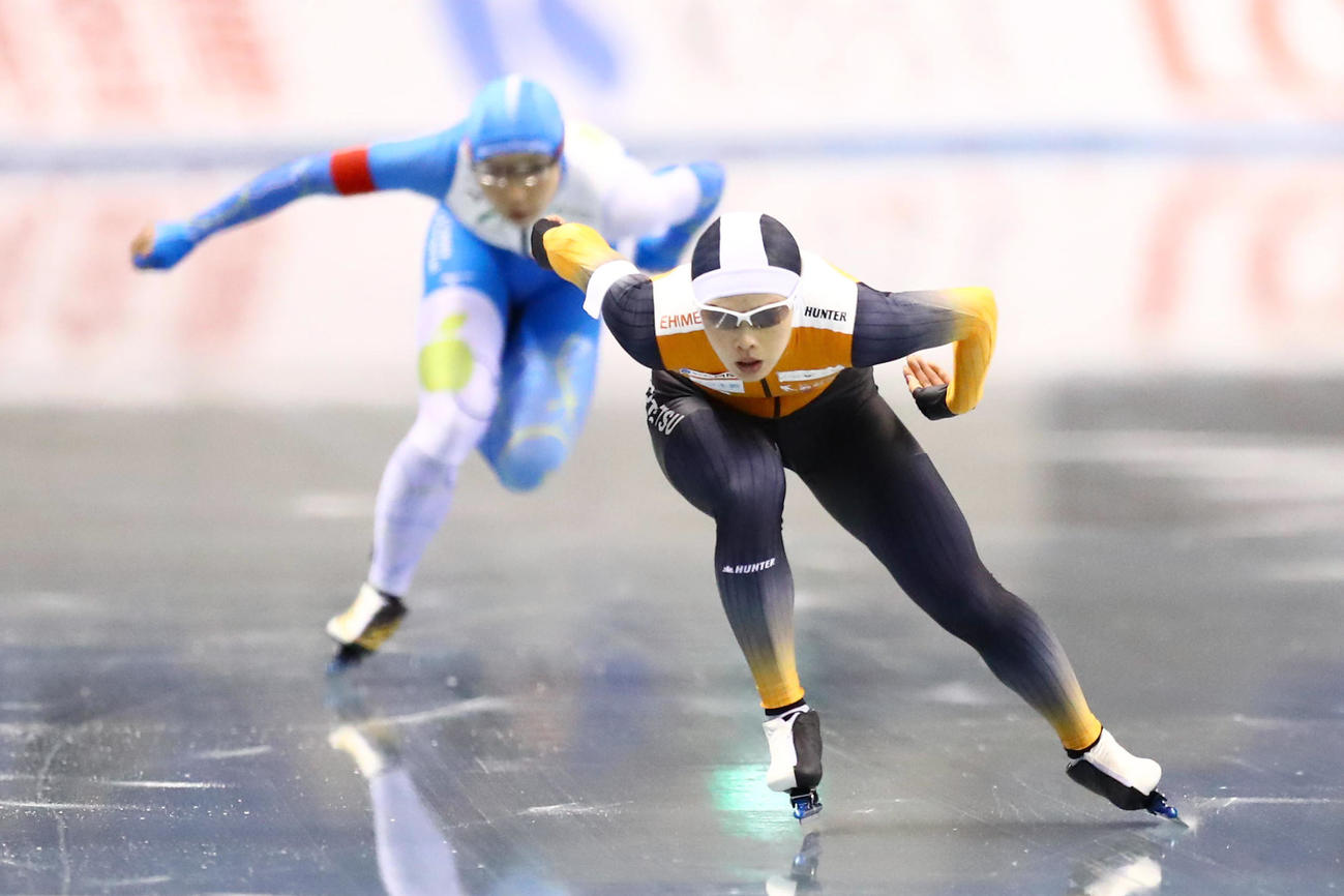 全日本スピードスケート距離別選手権　第2日　女子1000メートル、3位の郷亜里砂。左は小平奈緒（代表撮影）