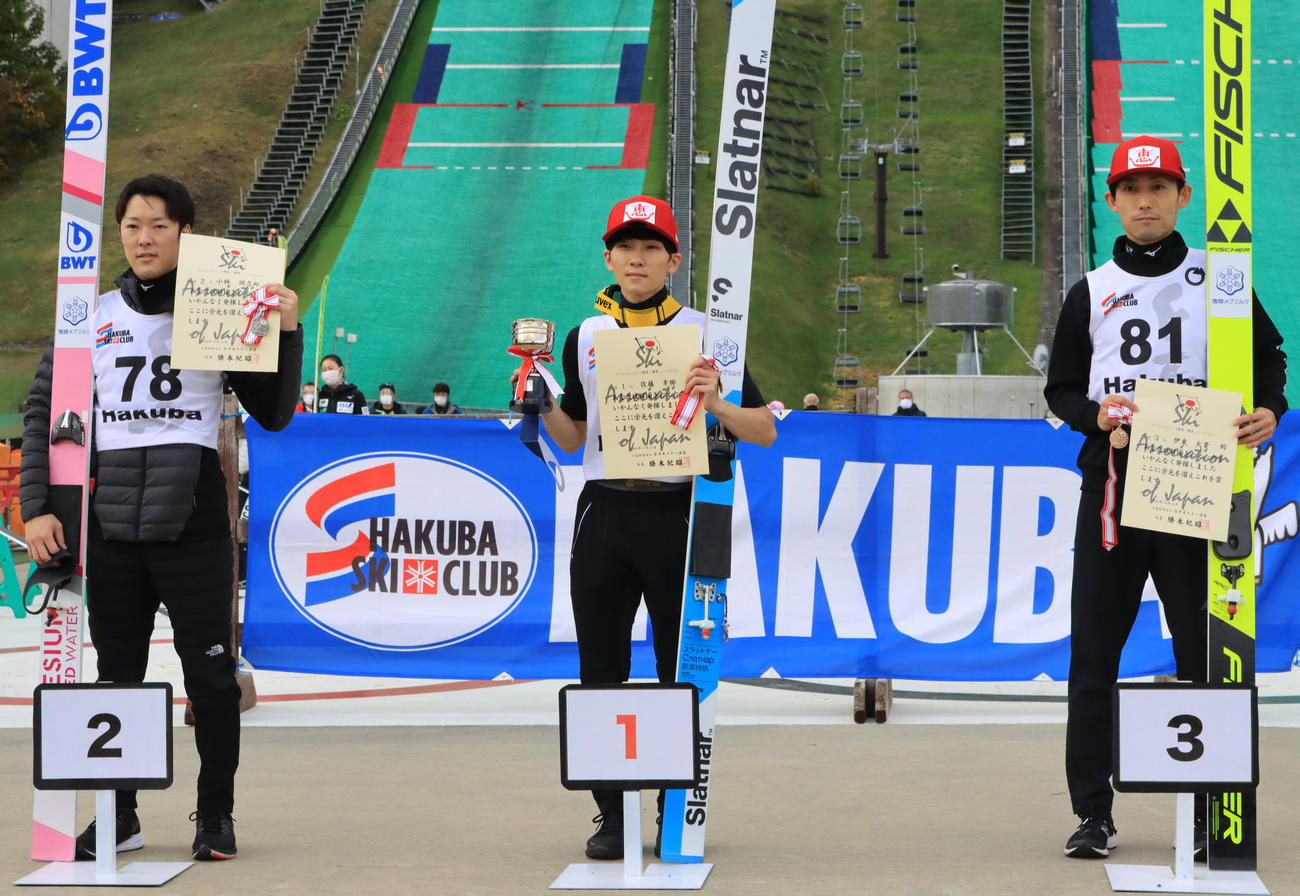 男子ノーマルヒルの表彰式に出席した佐藤幸（中央）。左は2位小林潤、右は3位伊東（撮影・保坂果那）