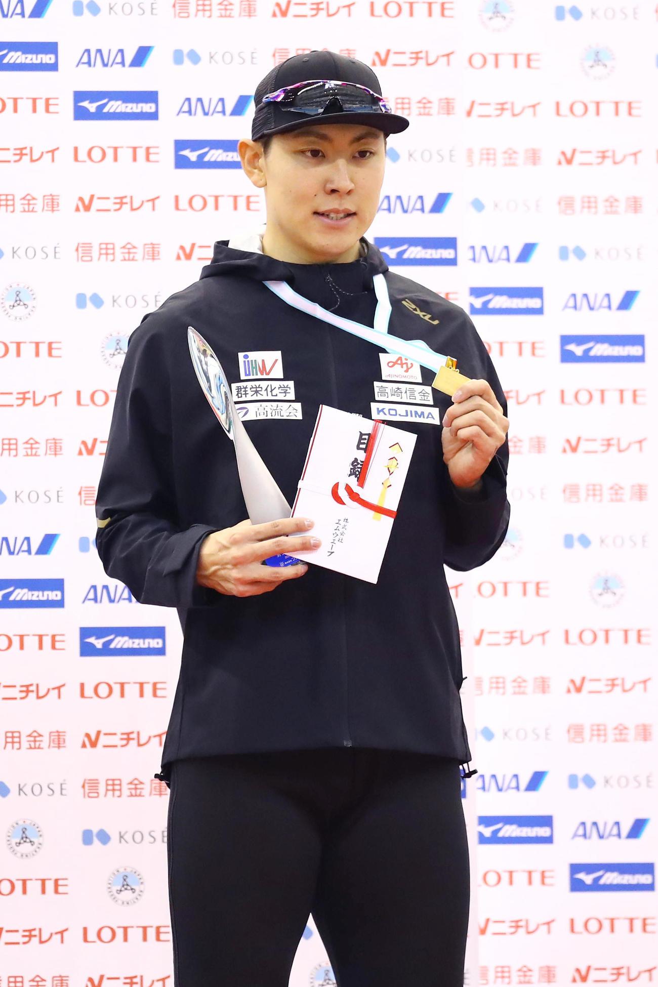 男子1000メートルで優勝し表彰台でメダルを手にする新浜立也（代表撮影）