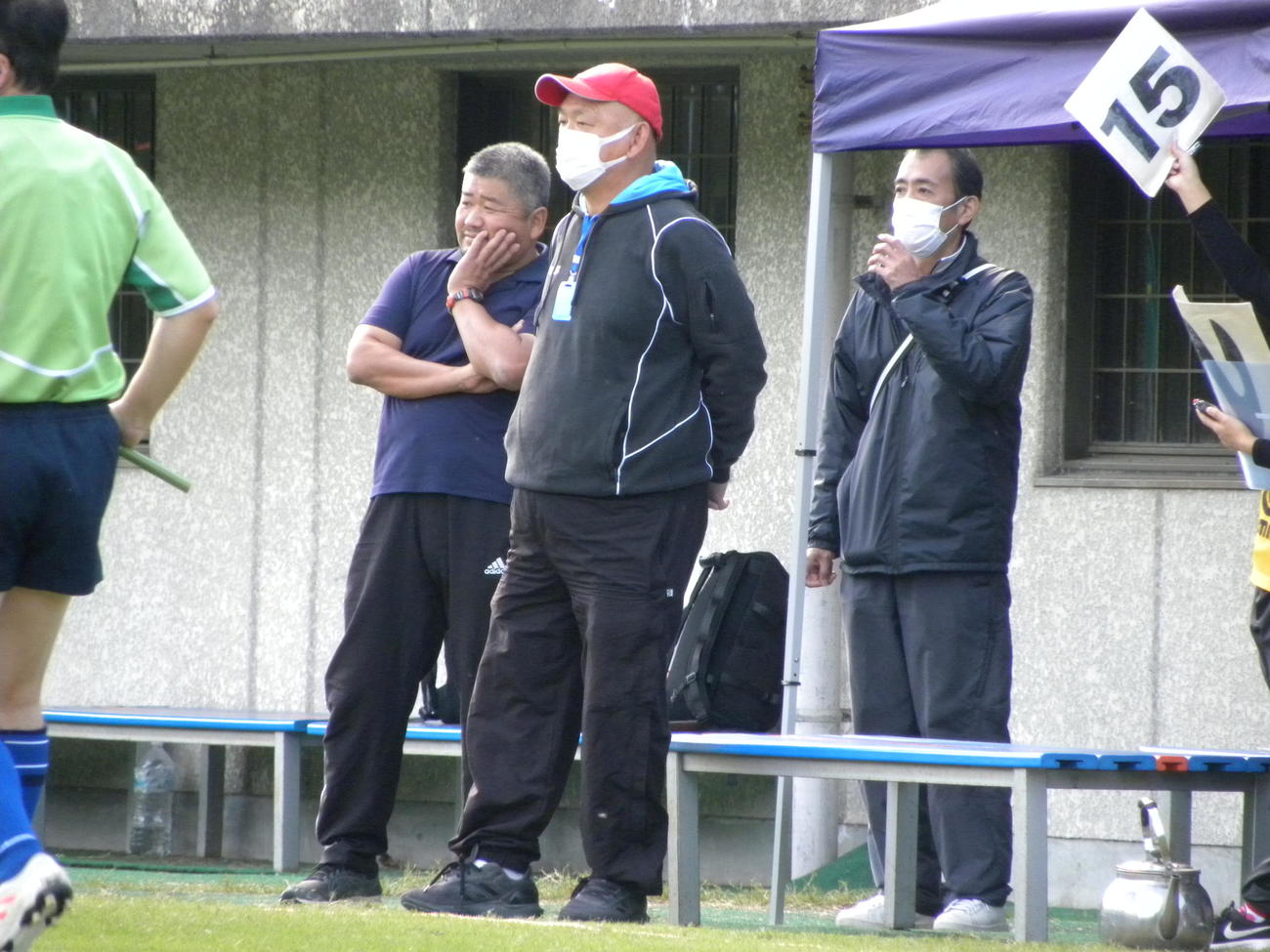 試合を見つめる奈良朱雀の山本清悟監督（中央）（撮影・松本航）