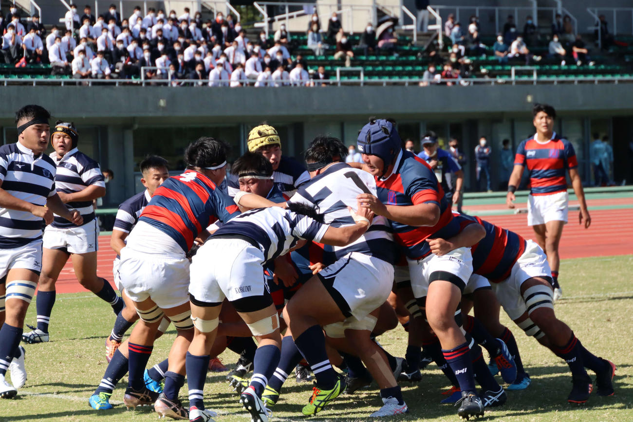 前半、敵陣ゴール前でモールを押し込む関学大（撮影・南谷竜則）