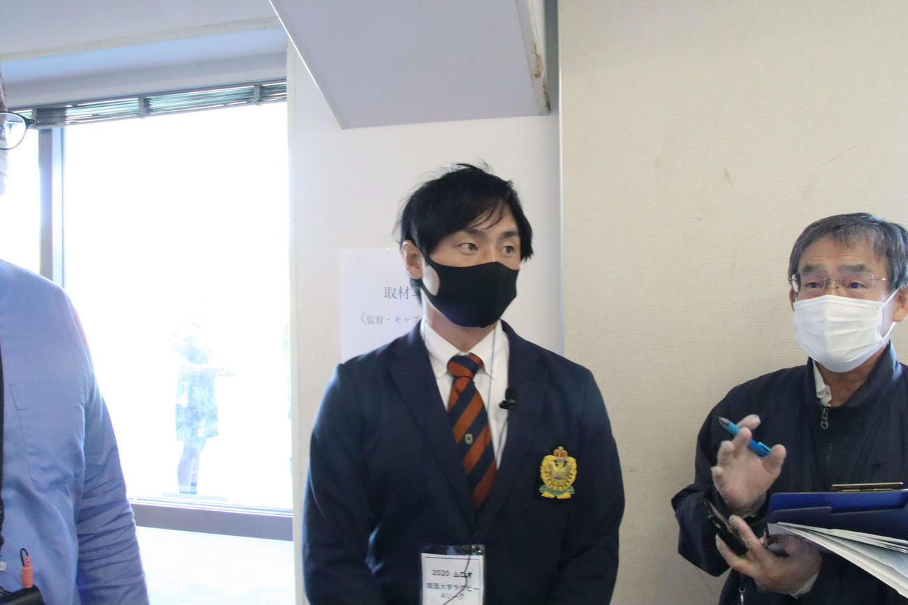 初勝利後取材に答える小樋山監督（撮影・南谷竜則）