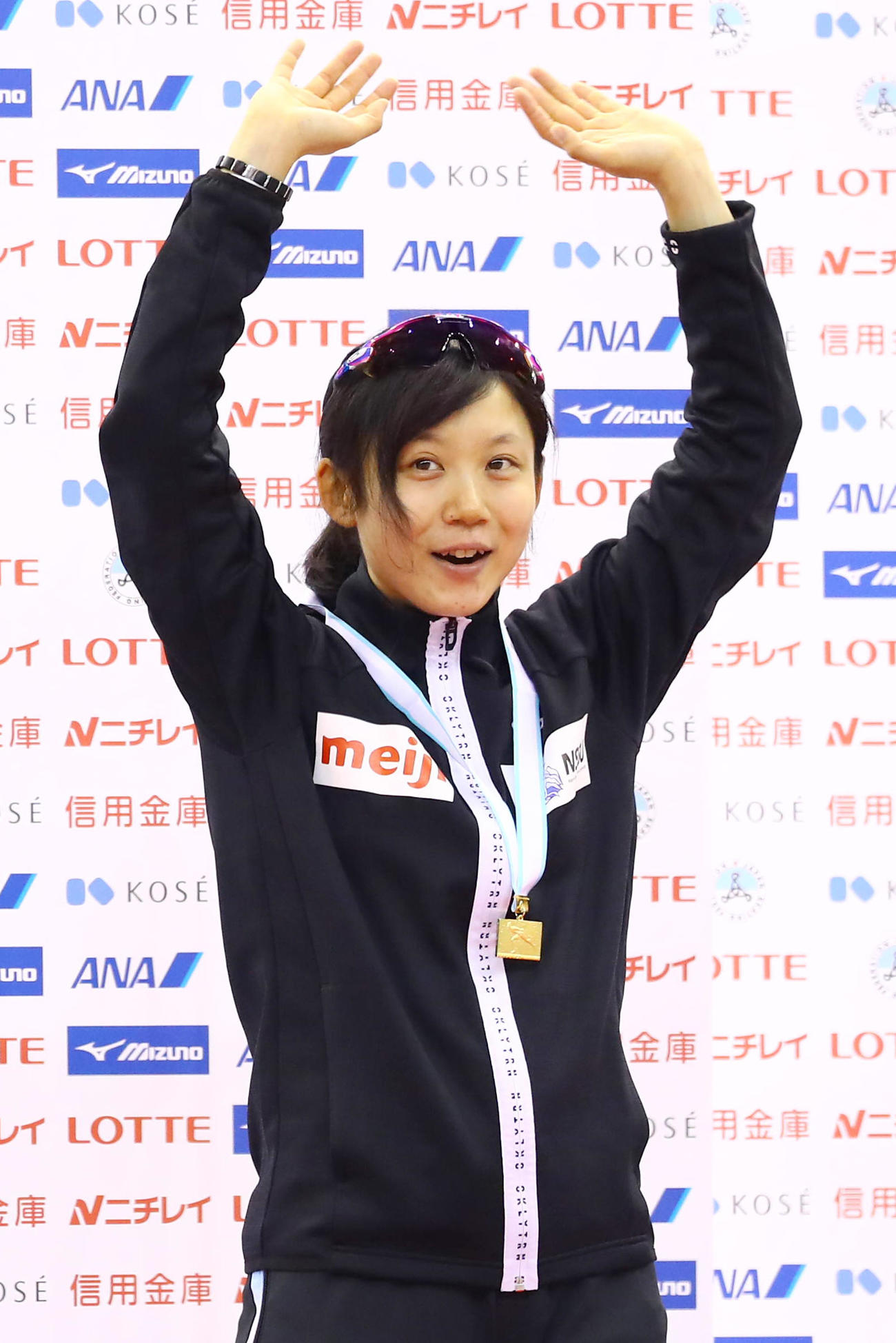 全日本スピードスケート距離別選手権　最終日　女子1500メートル　優勝を果たし声援に応える高木美帆（代表撮影）