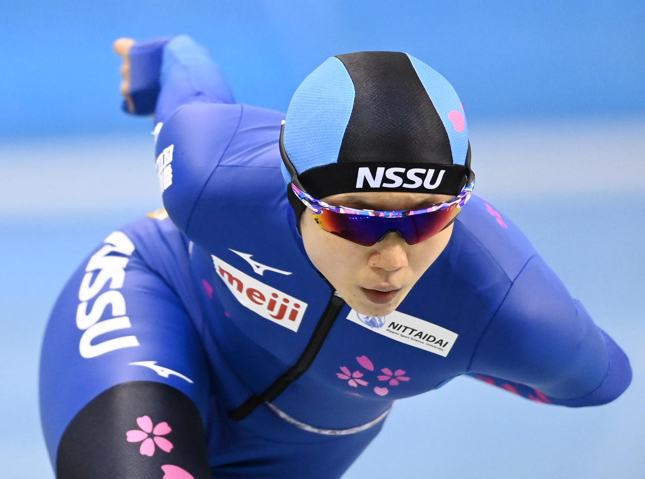 全日本スピードスケート距離別選手権　最終日　女子1500メートル　表彰式で笑顔を見せる優勝の高木美帆（左）と3位の小平奈緒（代表撮影）