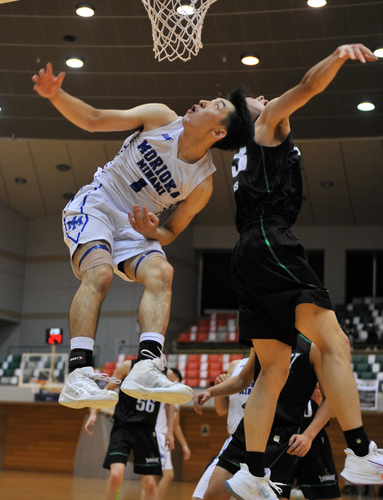 盛岡南対一関工　終了間際、盛岡南・佐藤歩（左）が自陣ゴール下で相手エースと競り合う