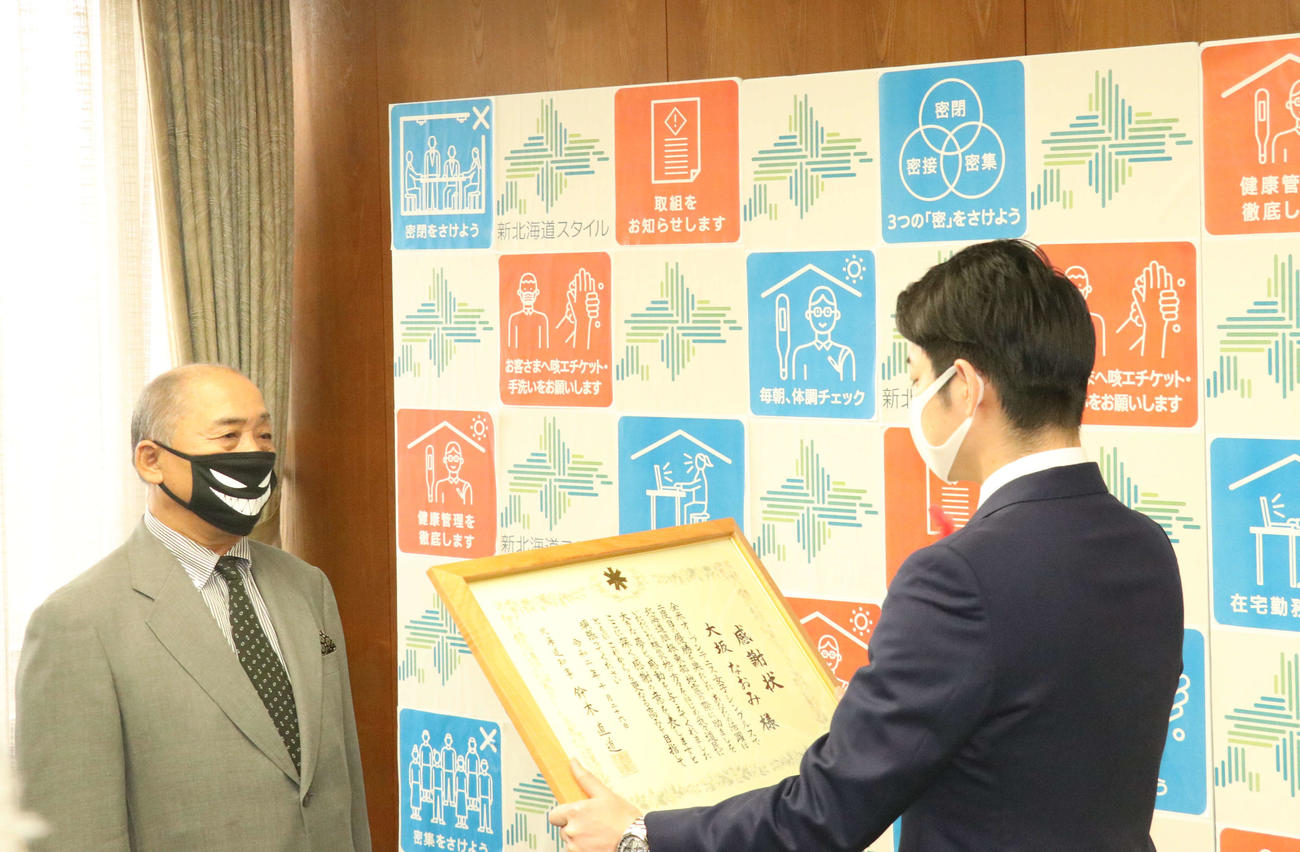 北海道の鈴木知事（右）から大坂なおみに贈られた感謝状を代理で受け取る祖父鉄夫さん（撮影・浅水友輝）