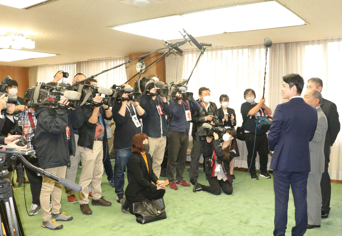 大坂なおみの感謝状贈呈式には多くの報道関係者が詰めかけた（撮影・浅水友輝）