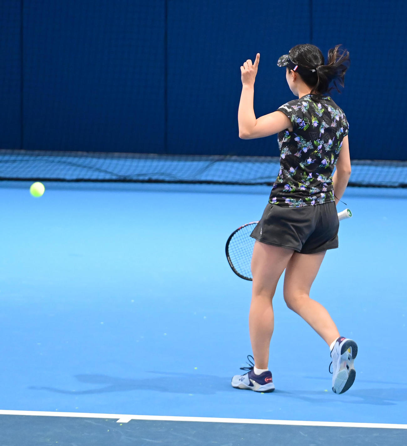 三菱全日本テニス選手権95th　2020は新型コロナウイルス感染対策のため1、2回戦は審判、ボールボーイなしの完全セルフジャッジで行われた。女子シングルス1回戦に臨みアウトの判定をする日比野（撮影・小沢裕）