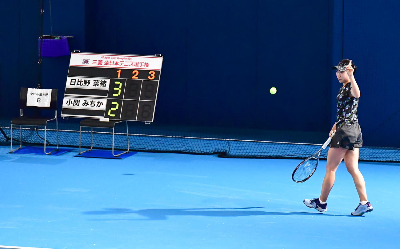 三菱全日本テニス選手権95th　2020は新型コロナウイルス感染対策のため1、2回戦は審判、ボールボーイなしの完全セルフジャッジで行われた。女子シングルス1回戦に臨みアウトの判定をする日比野（撮影・小沢裕）
