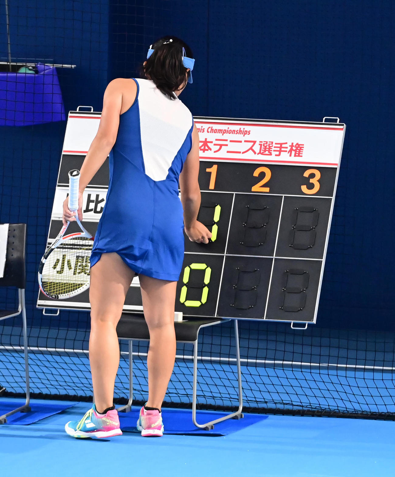 三菱全日本テニス選手権95th　2020は新型コロナウイルス感染対策のため1、2回戦は審判、ボールボーイなしの完全セルフジャッジで行われた。得点ボードも選手たちにより手動で操作された（撮影・小沢裕）