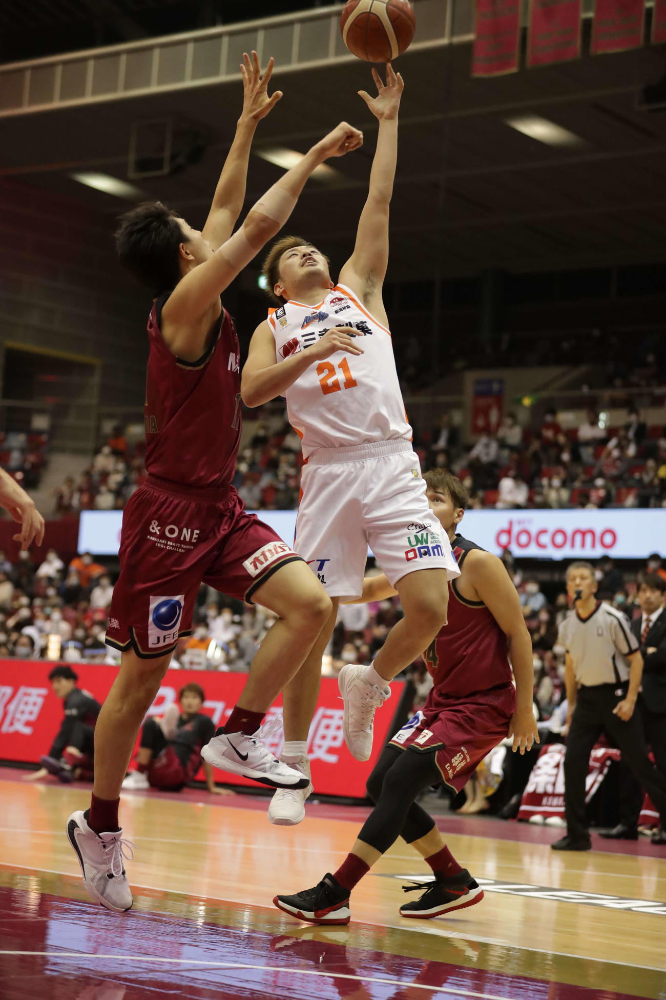 川崎対新潟　第2Q、シュートする納見（右）（C）B．LEAGUE